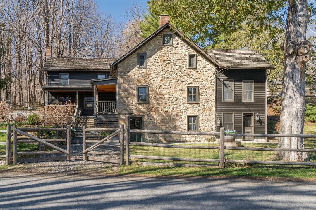 7 Upper Whitfield Rd in Accord, NY - Building Photo