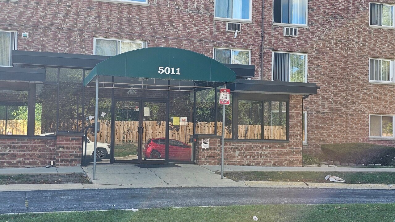 5011 Valley Ln in Streamwood, IL - Building Photo