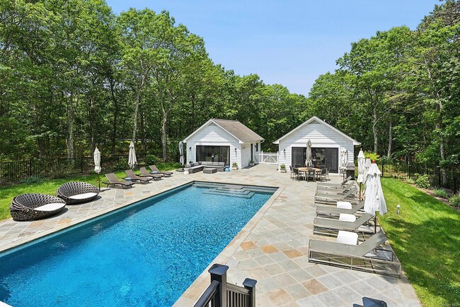 421 Edge Of Woods Rd in Southampton, NY - Building Photo - Building Photo