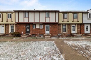 8439 Hickory Dr in Sterling Heights, MI - Building Photo