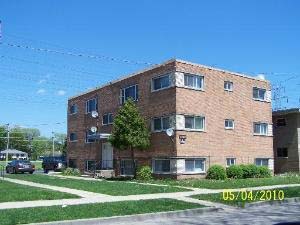 2100 Williamsburg Dr in Waukegan, IL - Foto de edificio