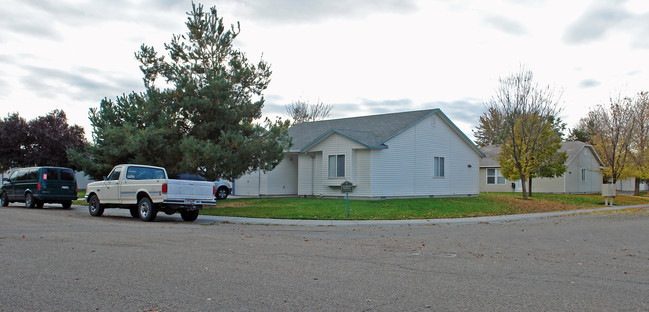 Comstock Apartments in Nampa, ID - Building Photo - Building Photo