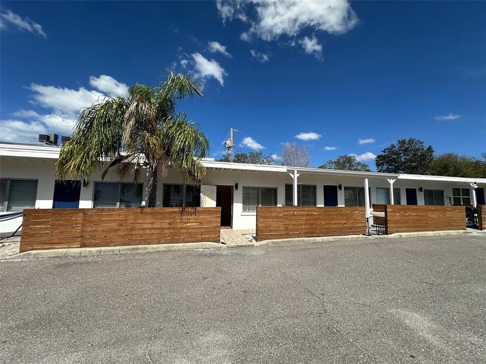 2035 Edgewater Dr in Clearwater, FL - Building Photo