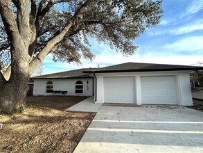 1405 Country Manor Rd in Fort Worth, TX - Building Photo - Building Photo