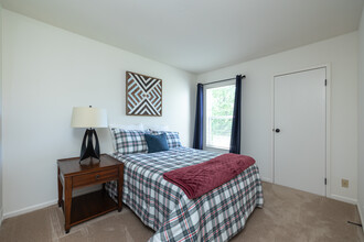 Sterling Heights Apartments in St. Charles, MO - Building Photo - Interior Photo