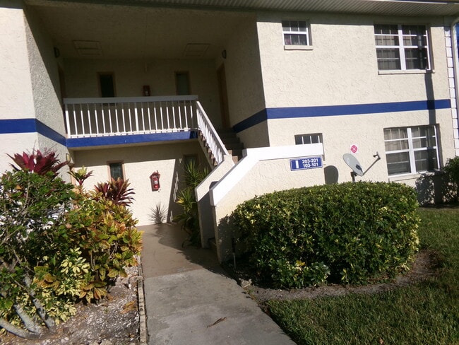 1514 SE Royal Green Cir in Port St. Lucie, FL - Building Photo - Building Photo