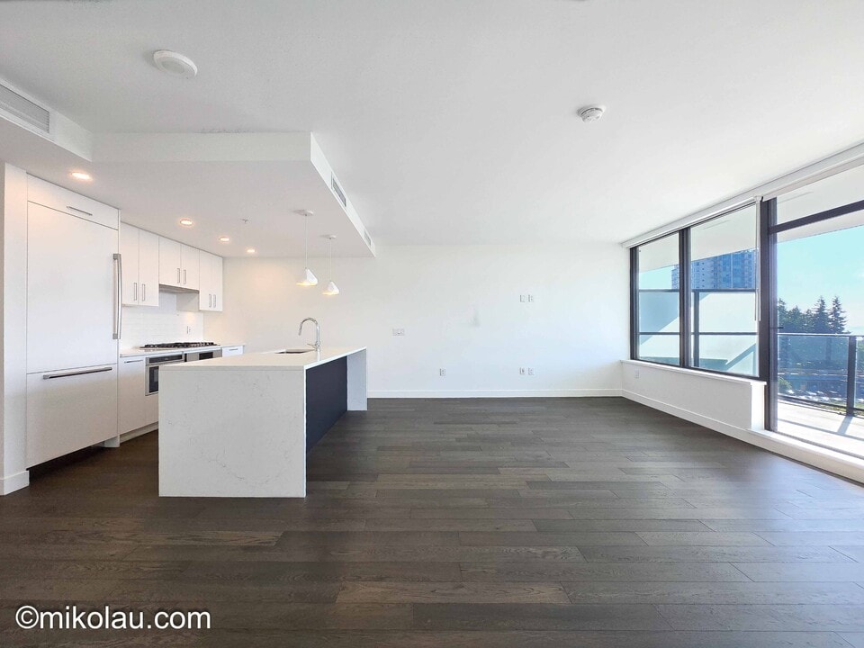 1588 Johnston Rd in White Rock, BC - Building Photo
