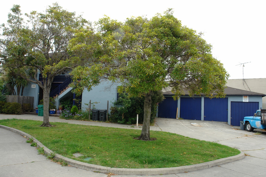 1900 Woolsey St in Berkeley, CA - Building Photo