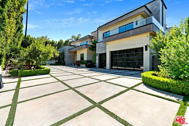 4111 Valley Meadow Rd in Los Angeles, CA - Building Photo - Building Photo