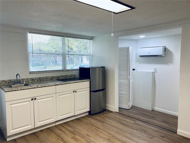 2400 Lake Sunset Dr in Orlando, FL - Building Photo - Building Photo