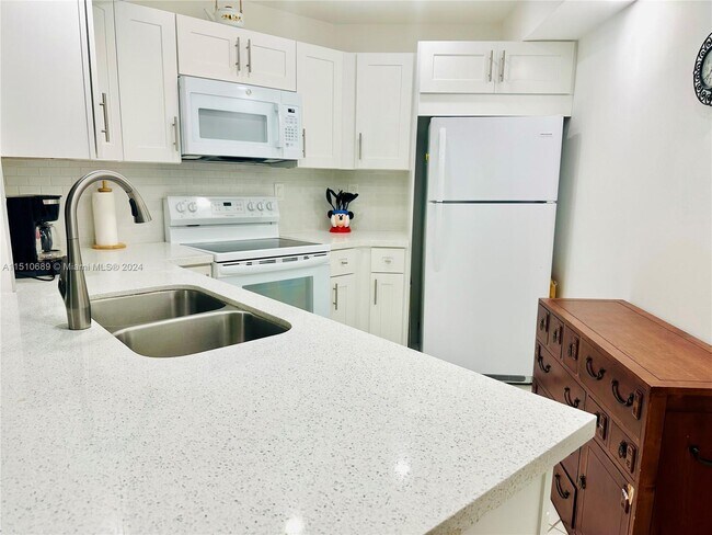 10245 NW 9th St Cir, Unit 104-9 in Miami, FL - Building Photo - Building Photo