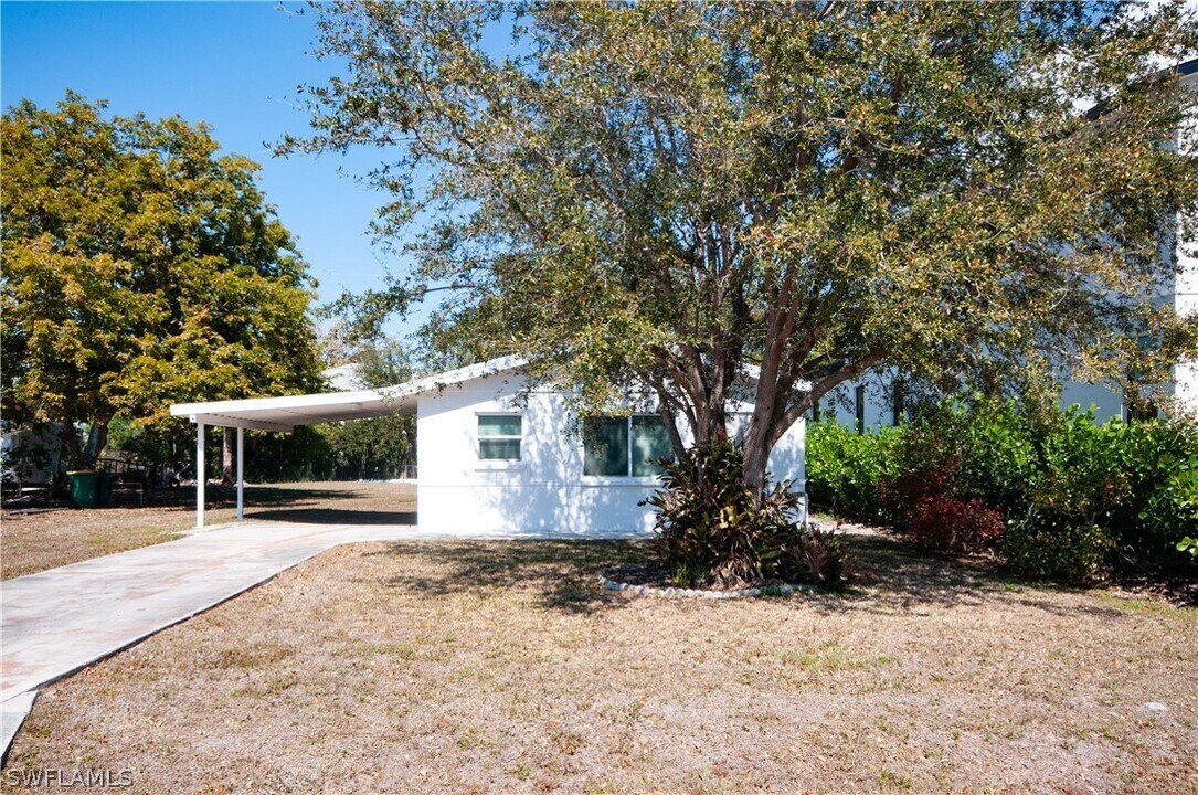 2685 Van Buren Ave in Naples, FL - Building Photo