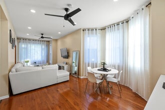 2028 N Hamlin Ave, Unit 2 in Chicago, IL - Building Photo - Building Photo