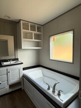 15967 S Flores St in San Antonio, TX - Foto de edificio - Building Photo