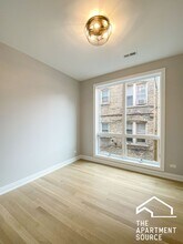 1050 W Cornelia Ave, Unit 201 in Chicago, IL - Building Photo - Building Photo