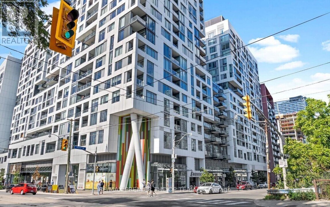 576 Front St W in Toronto, ON - Building Photo