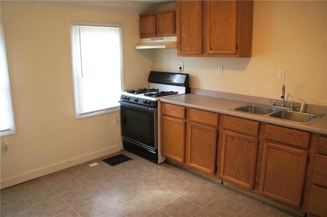 106 W 5th S St in Mount Olive, IL - Building Photo - Building Photo