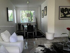 1654 Salerno Cir in Weston, FL - Foto de edificio - Building Photo