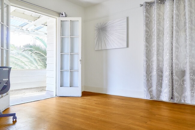 2209 W 12th St, Unit Apt A in Los Angeles, CA - Building Photo - Building Photo
