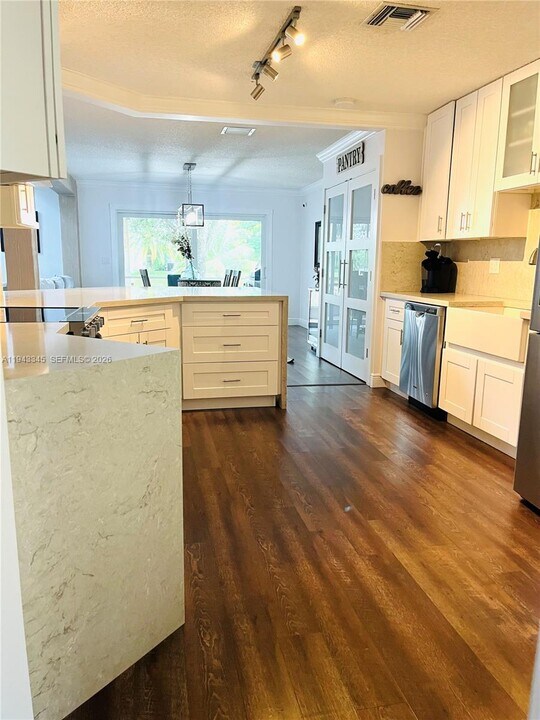 9875 Fairway Cove Ln in Plantation, FL - Building Photo