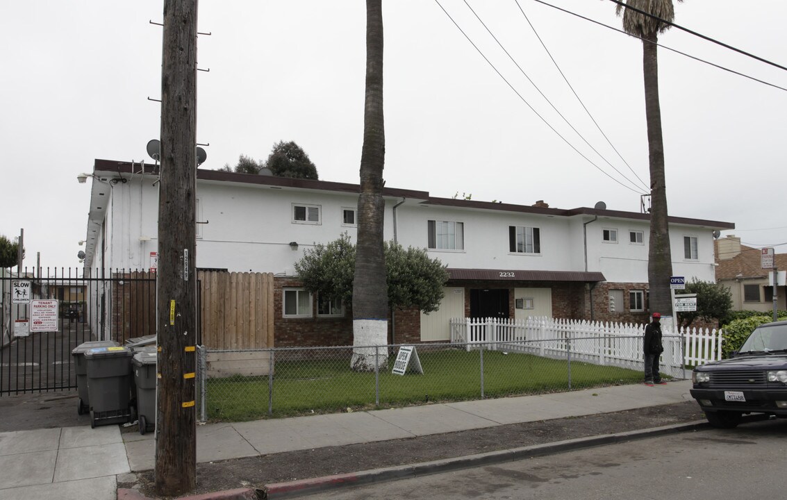 2236 Seminary Ave in Oakland, CA - Building Photo