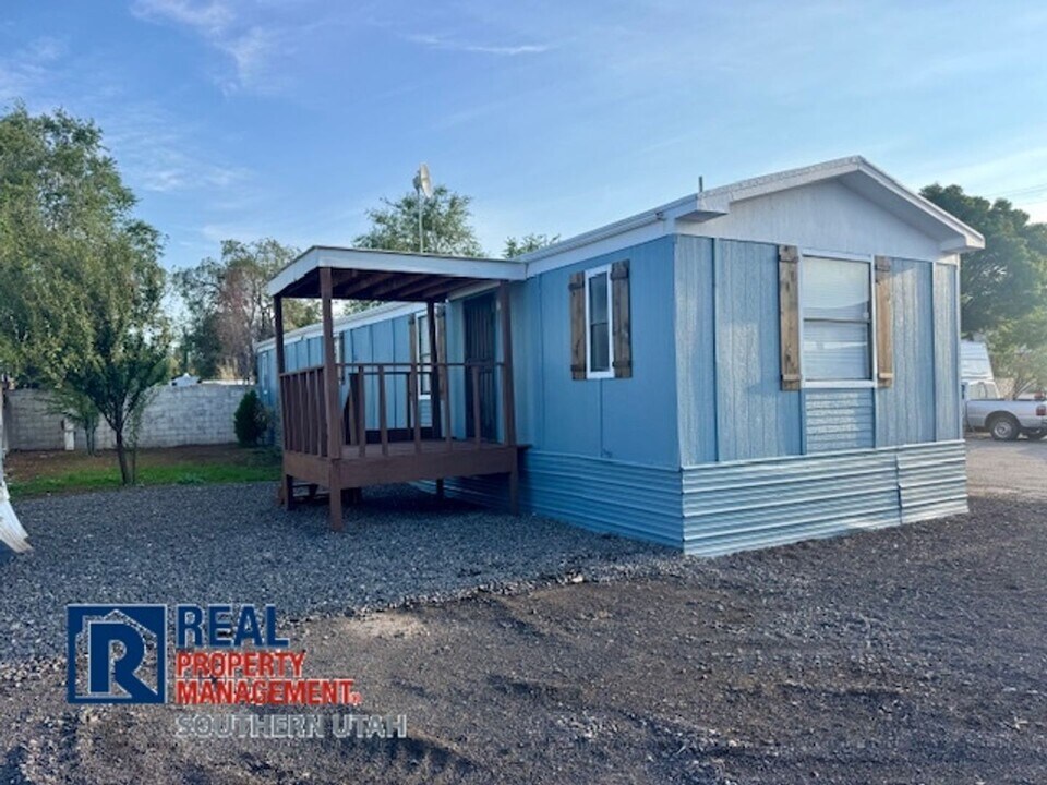 13 N Main St in Veyo, UT - Building Photo