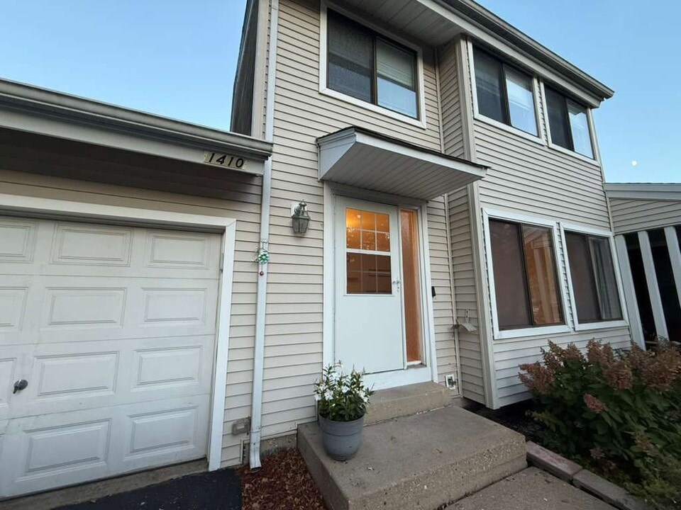 1410 Whispering Springs Cir in Palatine, IL - Building Photo