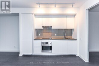 4015 The Exchange in Mississauga, ON - Building Photo - Building Photo