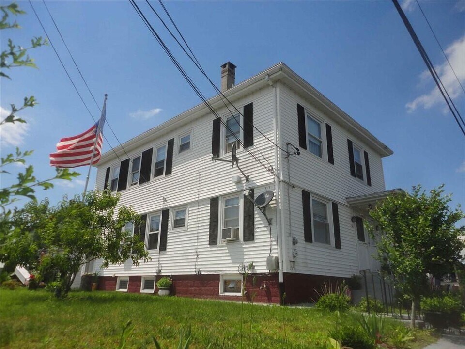 4 County St in Pawtucket, RI - Building Photo