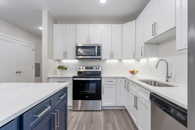 Des Plaines Tower in Des Plaines, IL - Building Photo - Interior Photo