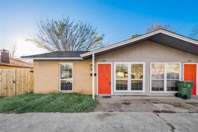 property at 608 N Oak St