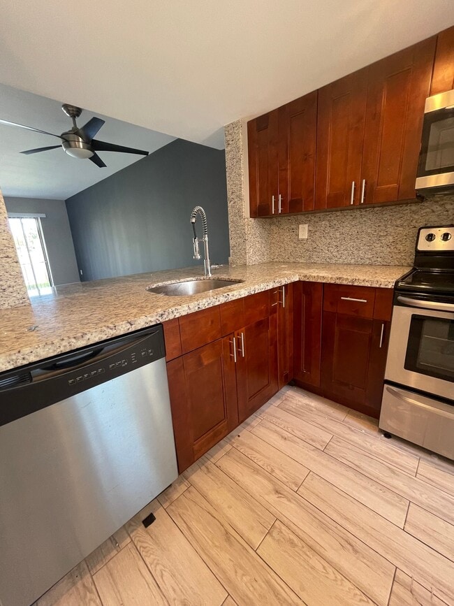 5200 NW 33rd St, Unit 43 in Oakland Park, FL - Foto de edificio - Building Photo