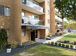 Brant Manor Apartments in Brantford, ON - Building Photo - Building Photo