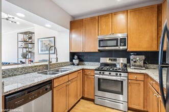 740 W Fulton St, Unit 34F in Chicago, IL - Building Photo - Building Photo