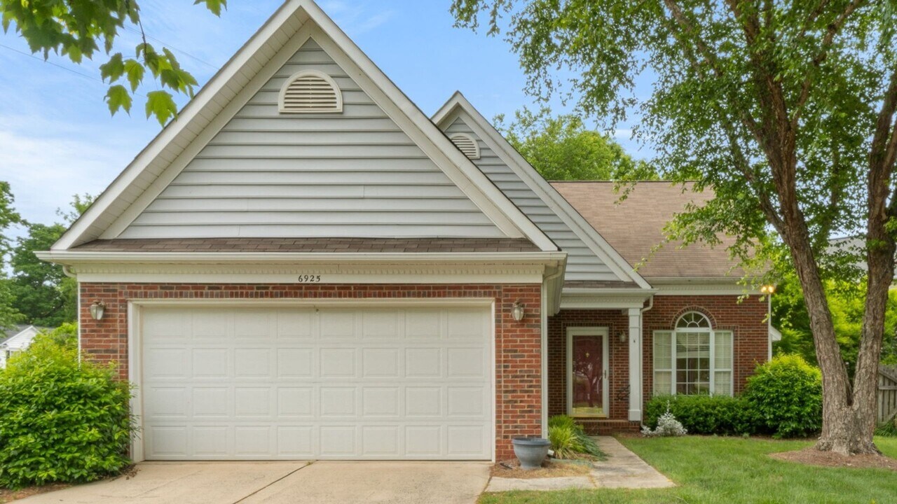 6925 Weirton Pl in Charlotte, NC - Building Photo