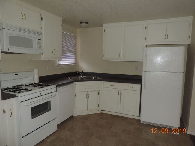 409 S Richmond Rd in Ridgecrest, CA - Building Photo - Building Photo