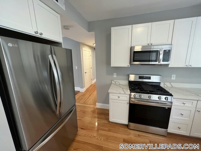 33 Hancock St, Unit 2 in Somerville, MA - Foto de edificio - Building Photo