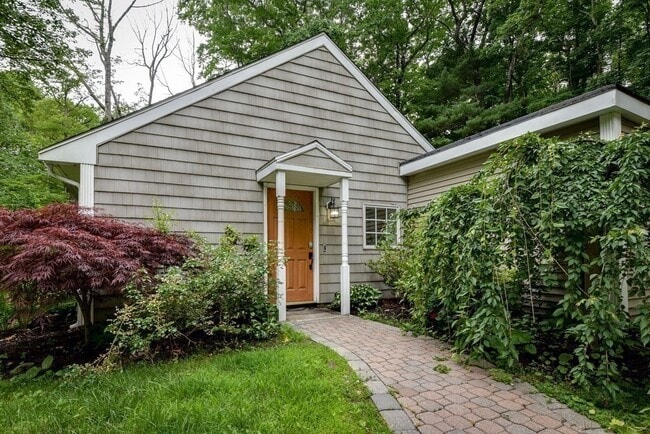 133 Centre St in Dover, MA - Building Photo - Building Photo