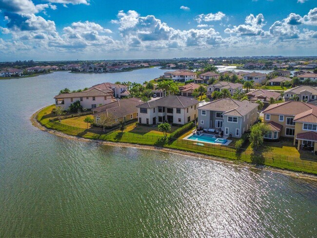 8950 Lakeview Pl in Parkland, FL - Building Photo - Building Photo