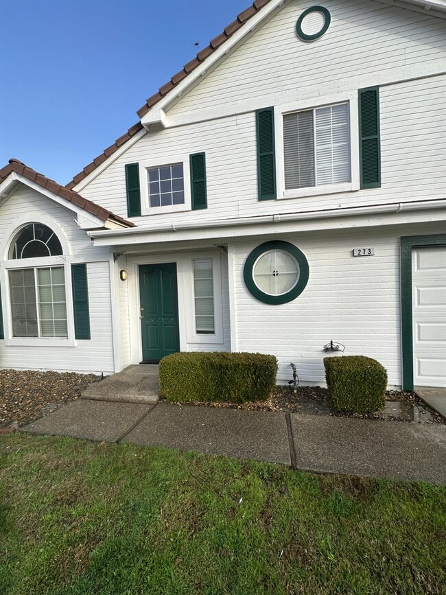 273 W Cromwell Ave in Clovis, CA - Building Photo - Building Photo