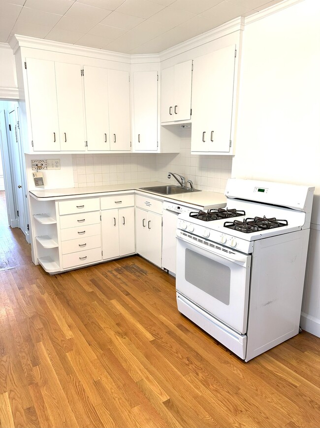 30 Hall St in Boston, MA - Building Photo - Building Photo