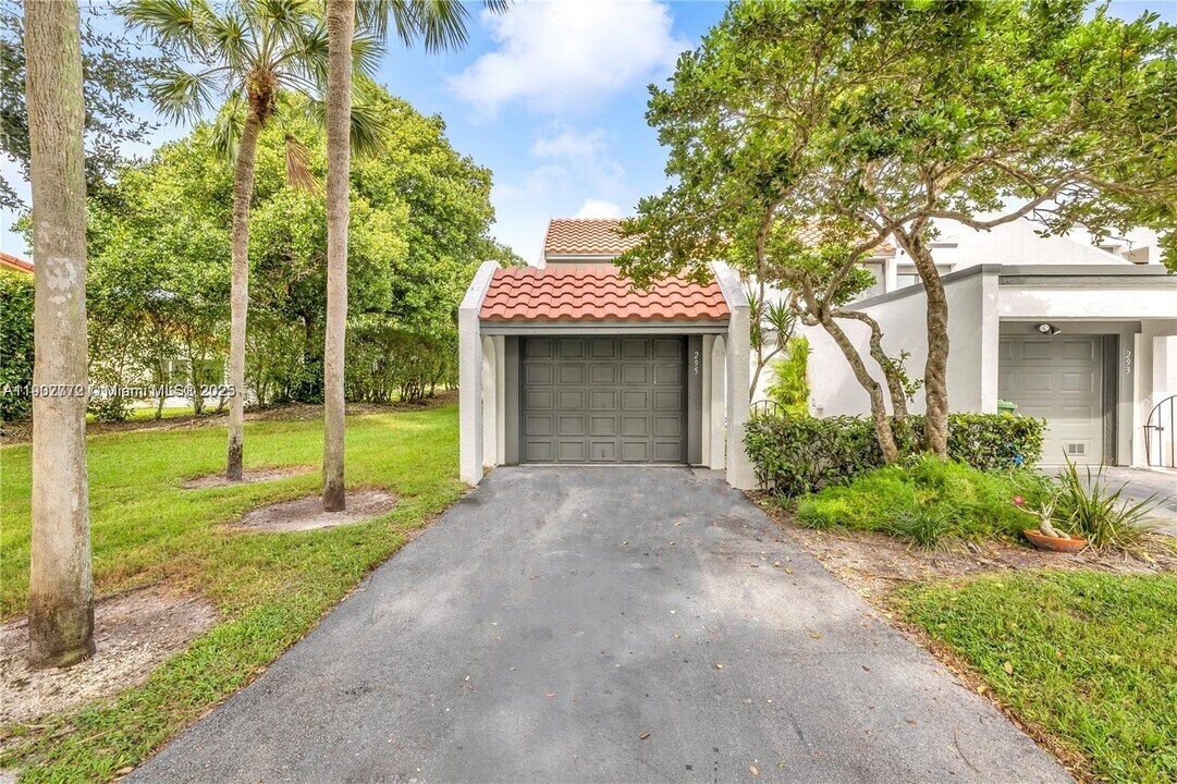 295 Fern Dr in Weston, FL - Building Photo