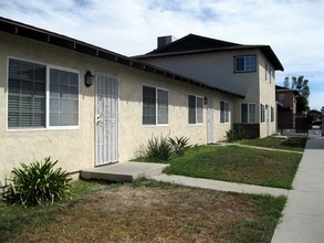 1215 W Oakland Ave in Hemet, CA - Building Photo - Building Photo