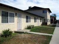 1215 W Oakland Ave in Hemet, CA - Foto de edificio - Building Photo