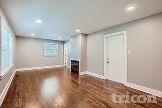 2241 Wallingford Dr in Decatur, GA - Foto de edificio - Building Photo