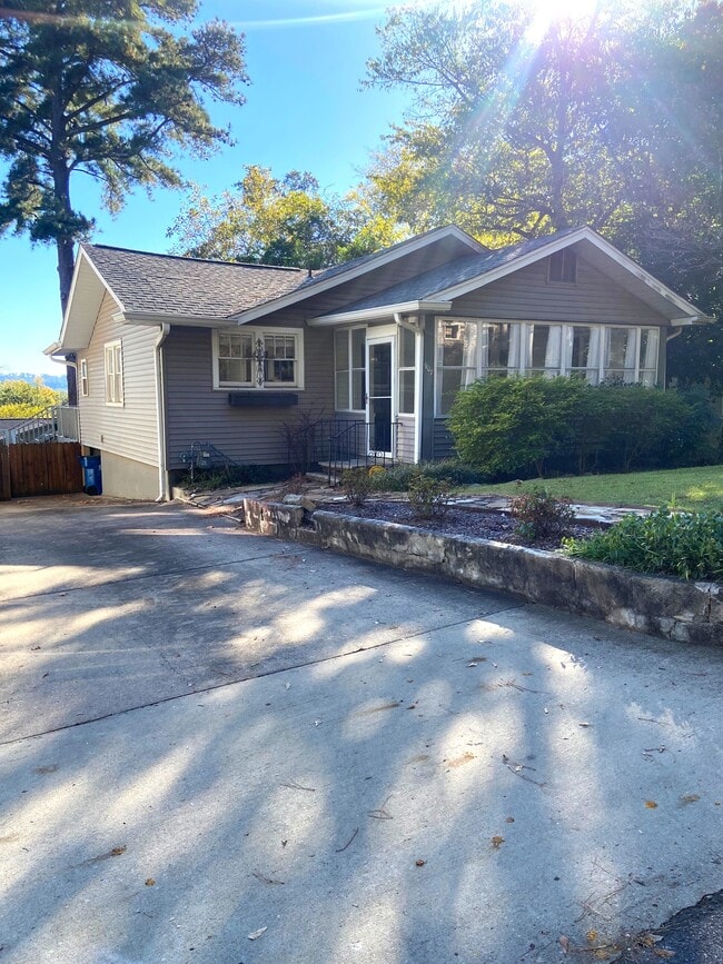 907 Irving Rd in Birmingham, AL - Foto de edificio - Building Photo