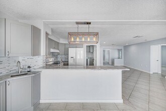 857 180th Ave E in Redington Shores, FL - Building Photo - Building Photo