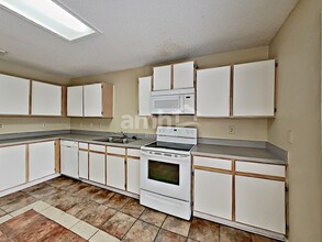 8131 Cheryl Meadow Dr in Converse, TX - Building Photo - Building Photo