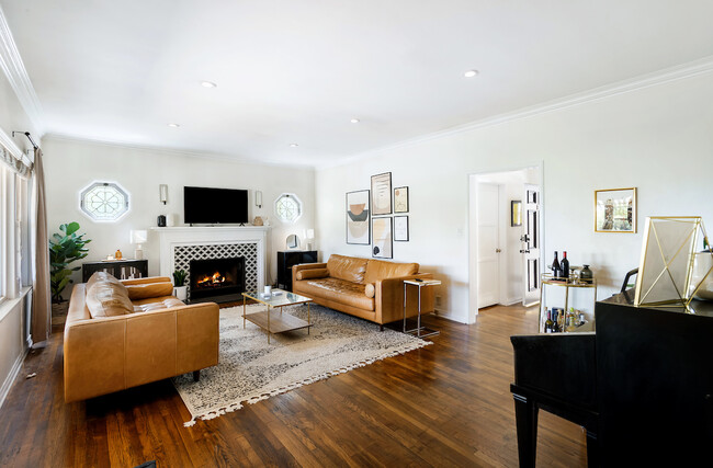 6326 Longview Ave in Los Angeles, CA - Building Photo - Interior Photo