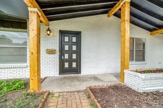 326 E Rampart Dr in San Antonio, TX - Building Photo - Building Photo